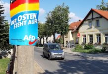 Wahlplakat im AfD-Rekorddorf Hirschfeld in Brandenburg.