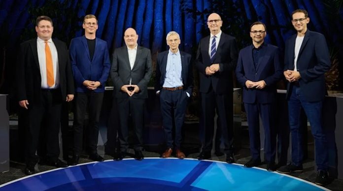 Die Gäste in der rbb-Sendung (v.l.n.r.): Péter Vida (BVB/Freie Wähler), Sebastian Walter (Linke), Robert Crumbach (BSW), Hans-Christoph Berndt (AfD), Dietmar Woidke (SPD), Jan Redmann (CDU), Benjamin Raschke (Grüne).