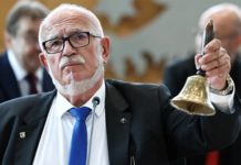 Die Angriffe auf den 73-jährigen Alterspräsidenten Jürgen Treutler von der AfD („Was Sie hier treiben, ist Machtergreifung!“), der sich als Politneuling hervorragend geschlagen hat, waren moralisch verkommen.