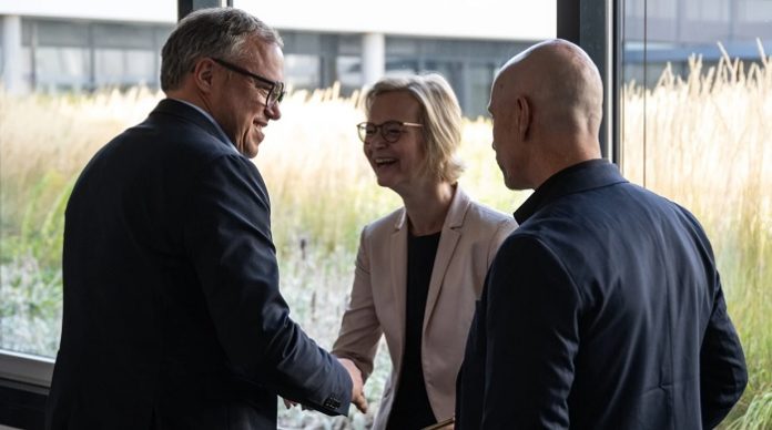 Wenn der thüringische CDU-Vorsitzende Mario Voigt - hier mit den BSW-Politikern Katja Wolf und Steffen Quasebarth - nach der Landtagswahl einen klaren Regierungsauftrag für seine Partei sieht, spielt der Wählerwille für ihn keine Rolle.