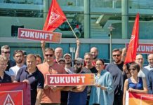 VW will seine Job-Garantie für rund 110.000 Beschäftigte in Deutschland kündigen. Beschäftigte - wie hier in Potsdam - protestierten bereits im Juli gegen die Schließung ihres Standorts.