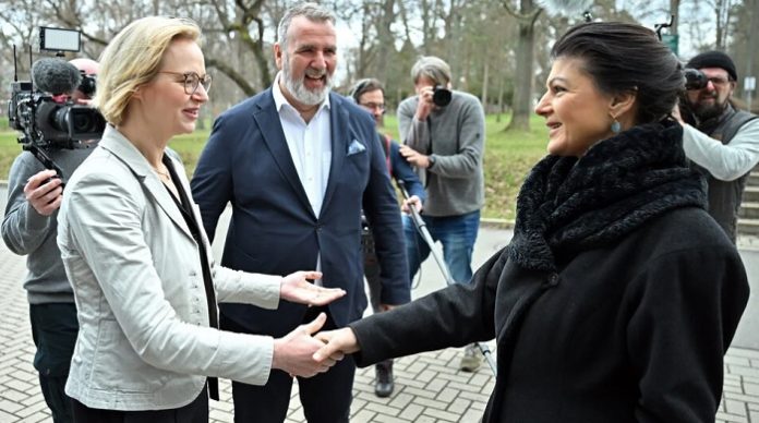 Katja Wolfs (l.) taktischer Wechsel von der Linkspartei zu Sahra Wagenknecht hat sich für sie maximal ausgezahlt, höchstwahrscheinlich wird sie sogar die bestimmende Figur in Erfurt.