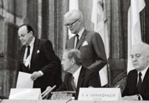 Das Commander Task Force Baltic in Rostock verstößt eklatant gegen den Zwei-plus-Vier-Vertrag von 1990 in Moskau (Foto: Pressekonferenz der Außenminister nach der Unterzeichnung, v.l.n.r.: Genscher, Baker, Hurd, Schewardnadse).