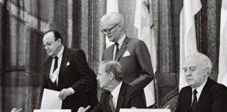 Das Commander Task Force Baltic in Rostock verstößt eklatant gegen den Zwei-plus-Vier-Vertrag von 1990 in Moskau (Foto: Pressekonferenz der Außenminister nach der Unterzeichnung, v.l.n.r.: Genscher, Baker, Hurd, Schewardnadse).