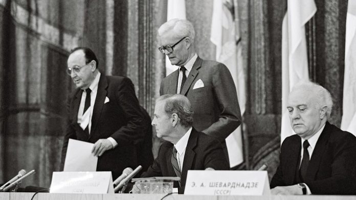 Das Commander Task Force Baltic in Rostock verstößt eklatant gegen den Zwei-plus-Vier-Vertrag von 1990 in Moskau (Foto: Pressekonferenz der Außenminister nach der Unterzeichnung, v.l.n.r.: Genscher, Baker, Hurd, Schewardnadse).