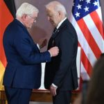 Bundespräsident Frank-Walter Steinmeier hat US-Präsident Joe Biden bei dessen Besuch in Berlin die "Sonderstufe des Großkreuzes des Verdienstordens der Bundesrepublik" verliehen - Deutschlands höchste Auszeichnung.