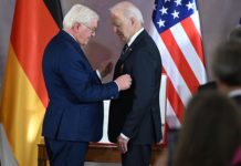 Bundespräsident Frank-Walter Steinmeier hat US-Präsident Joe Biden bei dessen Besuch in Berlin die "Sonderstufe des Großkreuzes des Verdienstordens der Bundesrepublik" verliehen - Deutschlands höchste Auszeichnung.