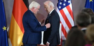 Bundespräsident Frank-Walter Steinmeier hat US-Präsident Joe Biden bei dessen Besuch in Berlin die "Sonderstufe des Großkreuzes des Verdienstordens der Bundesrepublik" verliehen - Deutschlands höchste Auszeichnung.