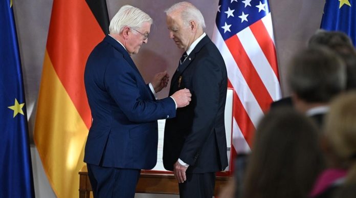 Bundespräsident Frank-Walter Steinmeier hat US-Präsident Joe Biden bei dessen Besuch in Berlin die 