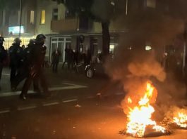 Erst der Anfang: Brennende Barrikaden am Montagabend in Berlin-Neukölln.