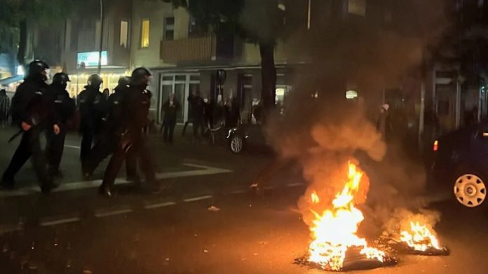 Erst der Anfang: Brennende Barrikaden am Montagabend in Berlin-Neukölln.