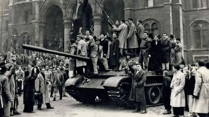 Am 23. Oktober 1956 jagen die Ungarn ihre verhasste stalinistische Regierung zum Teufel. Sie erklären sich für neutral und fordern die sowjetischen Besatzer auf, das Land zu verlassen.