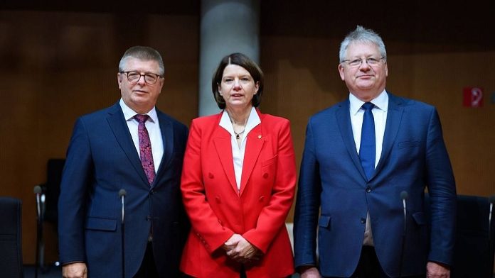 Konturlose, leicht verfettet-teigige, vom jahrzehntelangen Aufstieg in der Bürokratie und Anpassung an die Mächtigen gezeichnete Gesichter: Die Chefs von Verfassungsschutz und Bundesnachrichtendienst, Thomas Haldenwang (l) und Bruno Kahl (r.), mit der Präsidentin des Militärischen Abschirmdienstes, Martina Rosenberg am Montag im Bundestag.