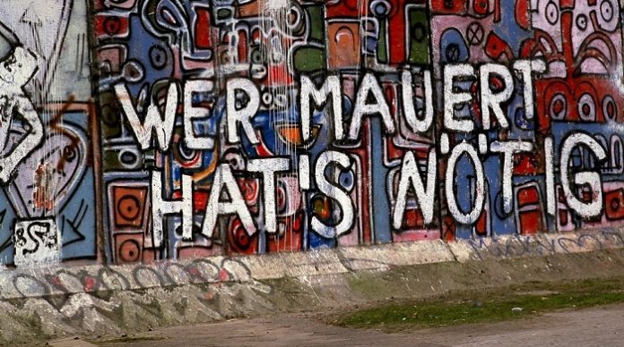 Heute aktueller denn je: Bemalte Berliner Mauer am Potsdamer Platz in Kreuzberg 1987.