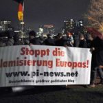 Seit 20 Jahren warnt PI-NEWS vor der Islamisierung Europas mit all seinen verwerflichen Begleiterscheinungen wie Messer-Attacken, Gruppenvergewaltigungen, Judenhass - aber die Politik hört nicht zu. (Foto: PI-NEWS-Banner auf einer Pegida-Demo in Dresden).