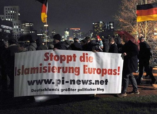 Seit 20 Jahren warnt PI-NEWS vor der Islamisierung Europas mit all seinen verwerflichen Begleiterscheinungen wie Messer-Attacken, Gruppenvergewaltigungen, Judenhass - aber die Politik hört nicht zu. (Foto: PI-NEWS-Banner auf einer Pegida-Demo in Dresden).