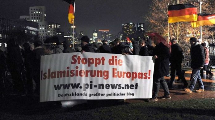 Seit 20 Jahren warnt PI-NEWS vor der Islamisierung Europas mit all seinen verwerflichen Begleiterscheinungen wie Messer-Attacken, Gruppenvergewaltigungen, Judenhass - aber die Politik hört nicht zu. (Foto: PI-NEWS-Banner auf einer Pegida-Demo in Dresden).