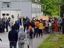 Dass sich „Flüchtlingsheime“ (Foto: Ankerzentrum in Regensburg) optimal als militärische Infrastruktur für eine „Hit and Run“-Taktik nach dem Muster des Hamas-Terrors am 7. Oktober in Israel anbieten, steht außer Frage.