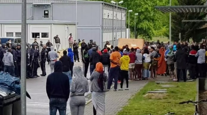 Dass sich „Flüchtlingsheime“ (Foto: Ankerzentrum in Regensburg) optimal als militärische Infrastruktur für eine „Hit and Run“-Taktik nach dem Muster des Hamas-Terrors am 7. Oktober in Israel anbieten, steht außer Frage.