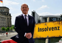 Insolvenzverursacher Olaf Scholz vor dem Reichstag.