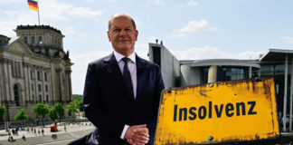 Insolvenzverursacher Olaf Scholz vor dem Reichstag.