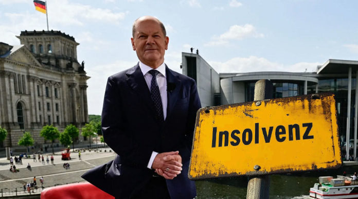 Insolvenzverursacher Olaf Scholz vor dem Reichstag.