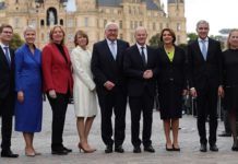 Der Tag der deutschen Einheit war wieder einmal Grund und Anlass für die selbsternannten "Eliten" (Foto: Scholz & Co. beim Festakt vor dem Schweriner Schloss), sich selbst für ein Ereignis zu feiern, zu dessen Zustandekommen sie nichts beigetragen haben.