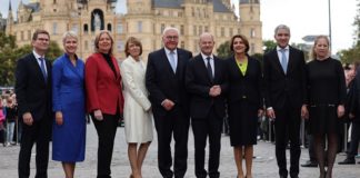 Der Tag der deutschen Einheit war wieder einmal Grund und Anlass für die selbsternannten "Eliten" (Foto: Scholz & Co. beim Festakt vor dem Schweriner Schloss), sich selbst für ein Ereignis zu feiern, zu dessen Zustandekommen sie nichts beigetragen haben.