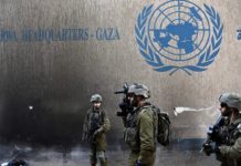 Israelische Soldaten vor dem UNRWA-Hauptquartier in Gaza.