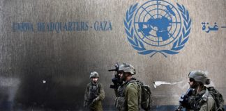 Israelische Soldaten vor dem UNRWA-Hauptquartier in Gaza.