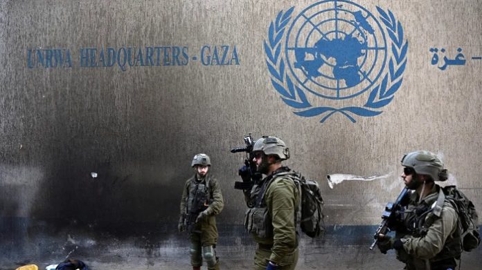 Israelische Soldaten vor dem UNRWA-Hauptquartier in Gaza.