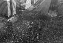 Auf dem Ostberliner Alexanderplatz versammeln sich am 4. November 1989 rund 500.000 Menschen zur größten systemkritischen Demonstration in der DDR-Geschichte. Ein paar Tage später fällt die Mauer. 