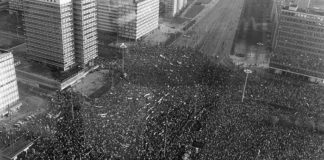 Auf dem Ostberliner Alexanderplatz versammeln sich am 4. November 1989 rund 500.000 Menschen zur größten systemkritischen Demonstration in der DDR-Geschichte. Ein paar Tage später fällt die Mauer. 