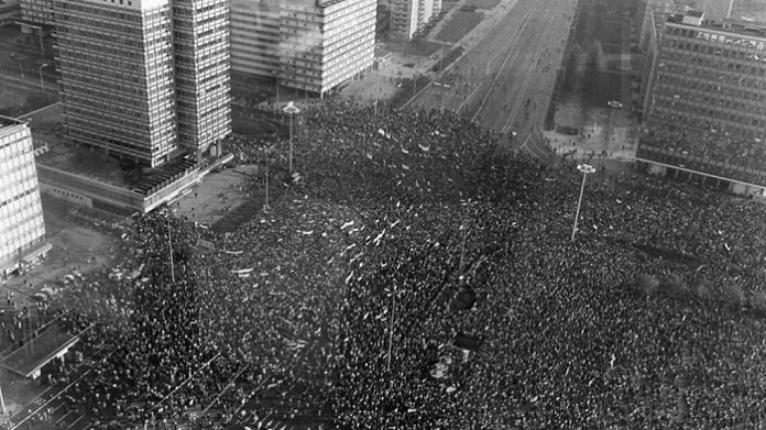 Auf dem Ostberliner Alexanderplatz versammeln sich am 4. November 1989 rund 500.000 Menschen zur größten systemkritischen Demonstration in der DDR-Geschichte. Ein paar Tage später fällt die Mauer. 