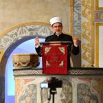 Der umstrittene Imam Bajrambejamin Idriz auf der Kanzel der Münchner Erlöserkirche - direkt neben dem Jesus-Spruch, der konstituierend für das Christentum ist, aber für den Islam eine der größten Blasphemien überhaupt darstellt: "Ich bin die Auferstehung..."