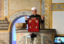 Der umstrittene Imam Bajrambejamin Idriz auf der Kanzel der Münchner Erlöserkirche - direkt neben dem Jesus-Spruch, der konstituierend für das Christentum ist, aber für den Islam eine der größten Blasphemien überhaupt darstellt: "Ich bin die Auferstehung..."