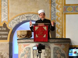 Der umstrittene Imam Bajrambejamin Idriz auf der Kanzel der Münchner Erlöserkirche - direkt neben dem Jesus-Spruch, der konstituierend für das Christentum ist, aber für den Islam eine der größten Blasphemien überhaupt darstellt: "Ich bin die Auferstehung..."