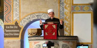 Der umstrittene Imam Bajrambejamin Idriz auf der Kanzel der Münchner Erlöserkirche - direkt neben dem Jesus-Spruch, der konstituierend für das Christentum ist, aber für den Islam eine der größten Blasphemien überhaupt darstellt: "Ich bin die Auferstehung..."