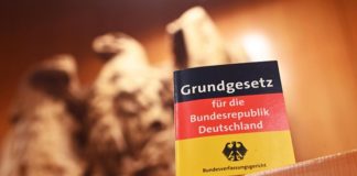 Laut einer Umfrage des Instituts Allensbach geben aktuell nur 40 Prozent der Befragten an, in Deutschland noch „frei sprechen“ zu können und der Glaube an die in Artikel 5 des deutschen Grundgesetzes garantierte Meinungsfreiheit obsolet.