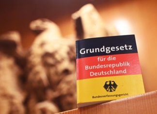 Laut einer Umfrage des Instituts Allensbach geben aktuell nur 40 Prozent der Befragten an, in Deutschland noch „frei sprechen“ zu können und der Glaube an die in Artikel 5 des deutschen Grundgesetzes garantierte Meinungsfreiheit obsolet.