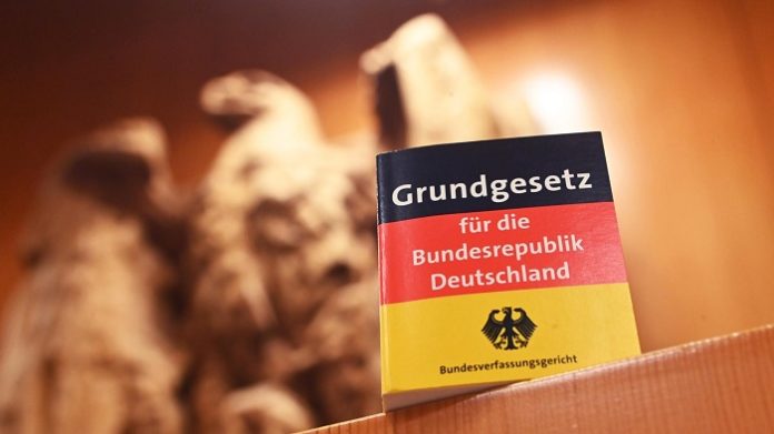 Laut einer Umfrage des Instituts Allensbach geben aktuell nur 40 Prozent der Befragten an, in Deutschland noch „frei sprechen“ zu können und der Glaube an die in Artikel 5 des deutschen Grundgesetzes garantierte Meinungsfreiheit obsolet.