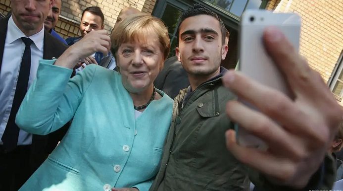 Ex-Kanzlerin Angela Merkel hat ihre Masseneinwanderungspolitik ab 2015 verteidigt und zugleich Kritik am aktuellen Kurs der CDU geübt. Sie sehe eine "Bringschuld" der Deutschen gegenüber Migranten.