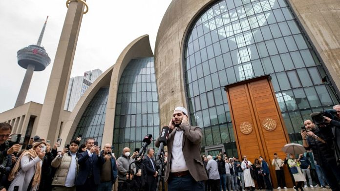 Nach einer zweijährigen Testphase bleibt der öffentliche Muezzinruf in Köln nun unbefristet erlaubt. Die Stadt verlängerte einen Vertrag mit der Ditib-Zentralmoschee im Stadtteil Ehrenfeld auf unbestimmte Zeit.