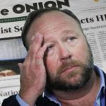 Die linke Satirezeitung "The Onion" hat sich laut US-Medienberichten im Bieterverfahren um "Infowars", die Plattform des US-Bloggers Alex Jones, durchgesetzt.