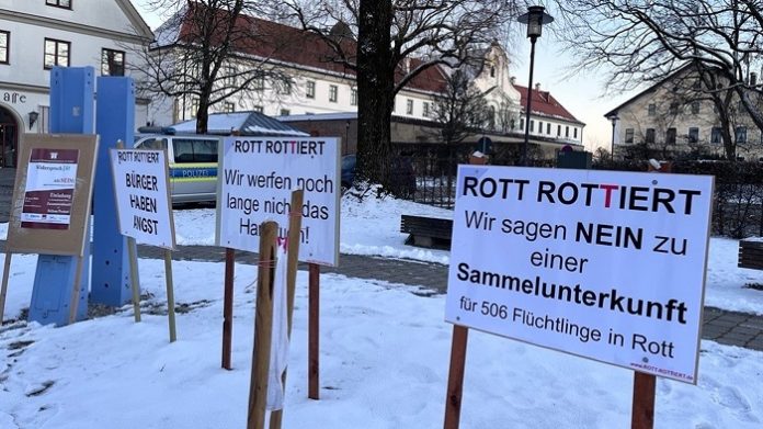 Immer mehr bayerische Gemeinden, wie hier Rott am Inn, protestieren gegen geplante Flüchtlingsunterkünfte in ihrer Nähe.