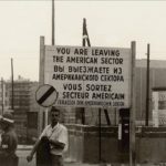 Checkpoint Charlie mit Sektorenschild, August 1961.