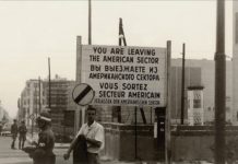 Checkpoint Charlie mit Sektorenschild, August 1961.