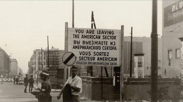 Checkpoint Charlie mit Sektorenschild, August 1961.