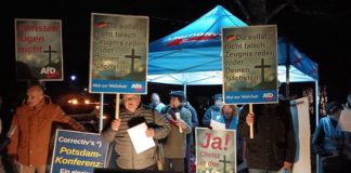 Etwa 20 AfD-Sympathisanten haben am Dienstag vor dem Altenberger Dom einen Stand aufgebaut und christliche Lieder gesungen, die die Spaltung der Gesellschaft bzw. die Einigung dieser durch den Glauben an Gott thematisierten.