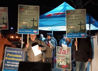 Etwa 20 AfD-Sympathisanten haben am Dienstag vor dem Altenberger Dom einen Stand aufgebaut und christliche Lieder gesungen, die die Spaltung der Gesellschaft bzw. die Einigung dieser durch den Glauben an Gott thematisierten.